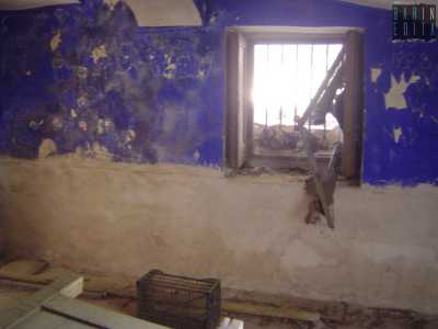 Oltre alla decina di vani disposti su due livelli c�era anche un seminterrato, le cui aperture ancora oggi si intravedono dall�esterno. Si racconta che questo locale terrorizzasse i ladri